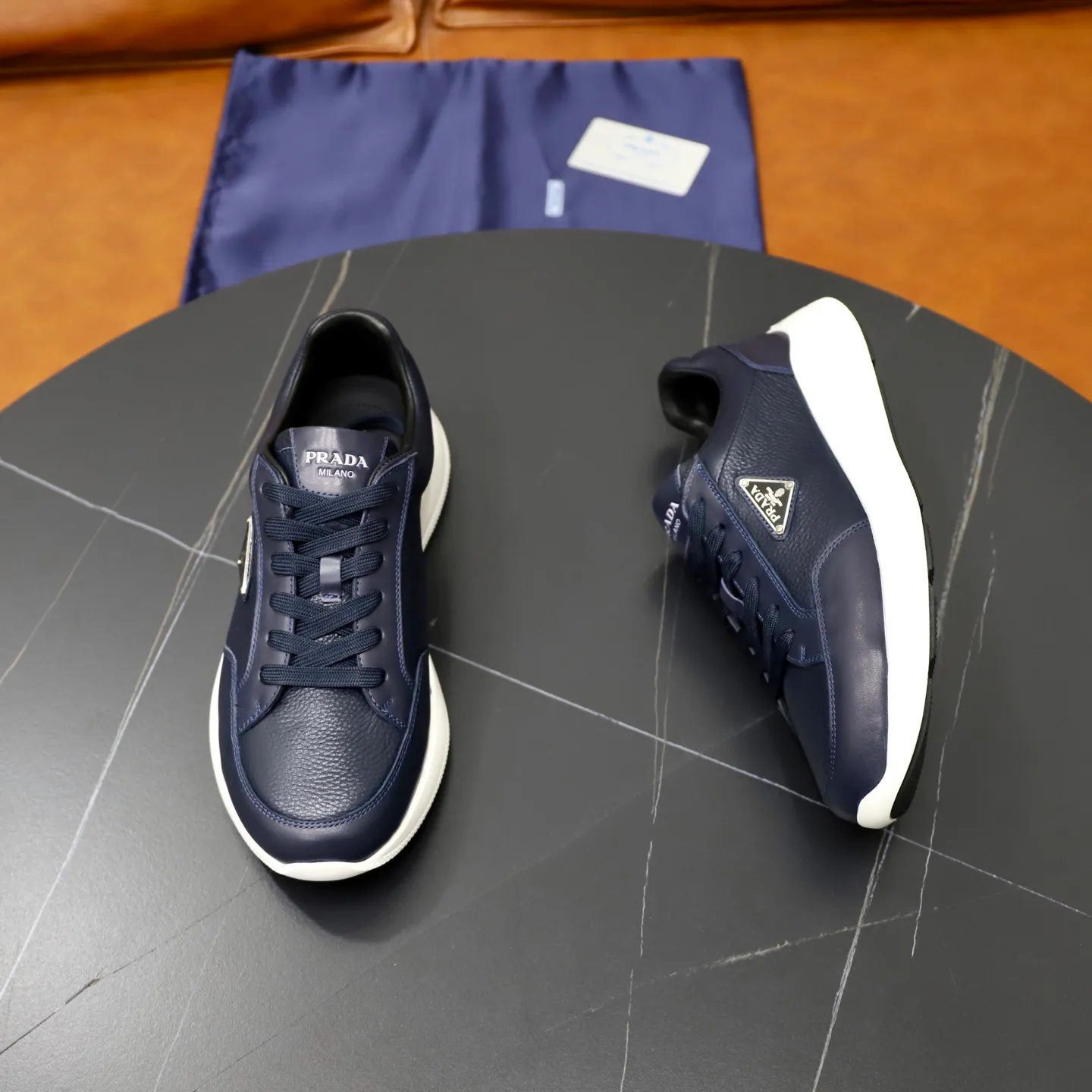 Factory price: 740💰Top original order Brand: PRADA (Prada) Standard code: Men's size 38/44 (45 can be customized) Grade: Same as the official website Material: Original cowhide stitching imported cowhide lining Original combination two-color wear-resistant soft outsole Style category: Leisure and sports version Young fashion European and American trend British style Color: Real picture color